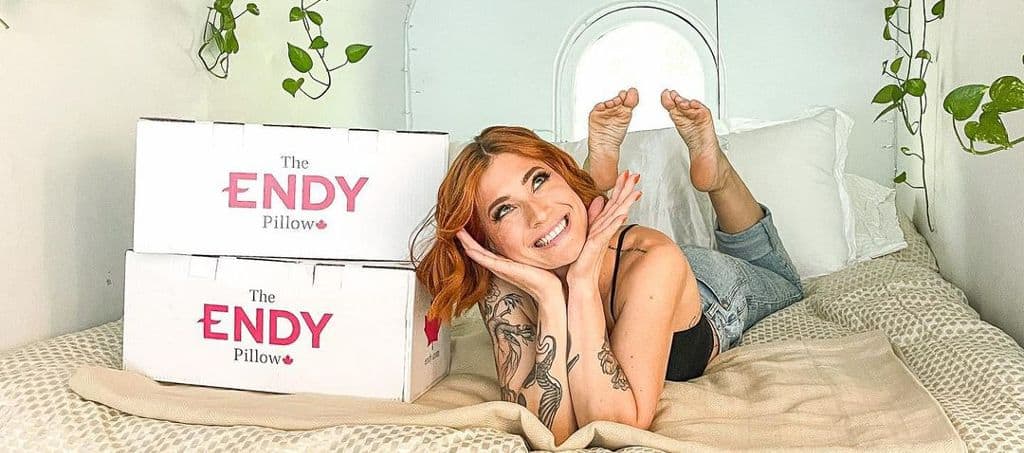 Candice Hutchings happy in bed with Endy Pillow boxes