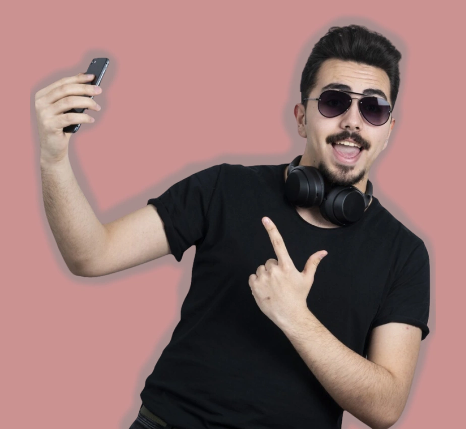 Influencer in black t-shirt pointing to his phone