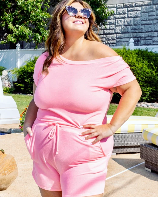 Jennifer Matus in the sun by the poolside | Body positivity influencers